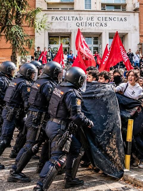 RECHAZO DE CGT MURCIA ANTE LAS CARGAS POLICIALES EN LA UNIVERSIDAD COMPLUTENSE
